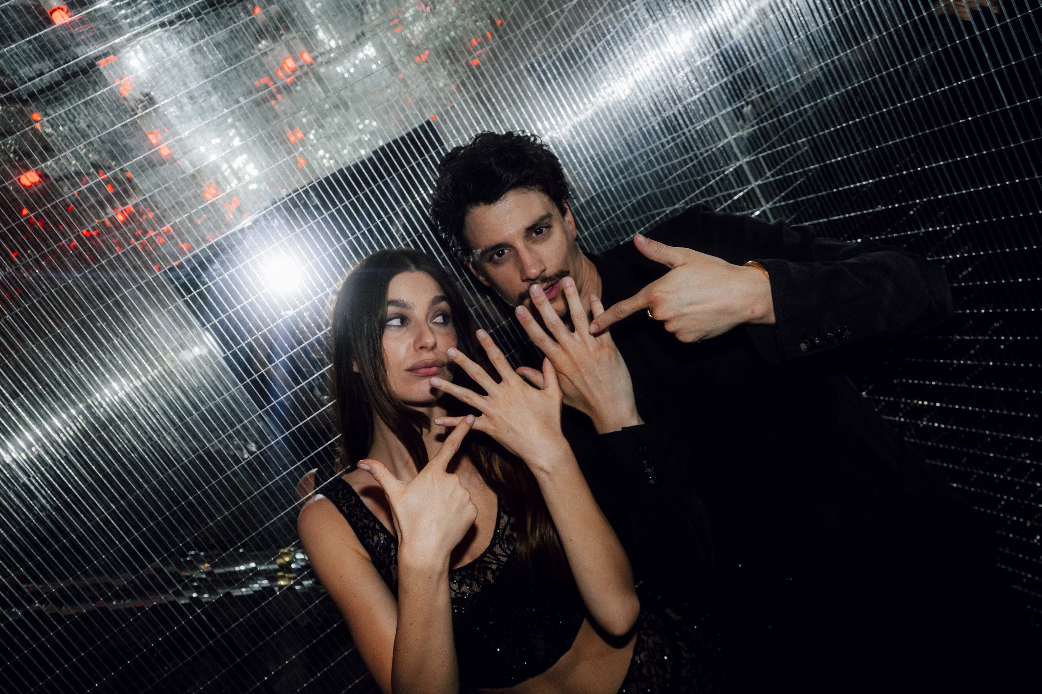 Adam DiMarco et Camila Morrone à Los Angeles pour la promotion d'Un très mauvais pressentiment. Photo par Maxamillion Polo for Netflix.
