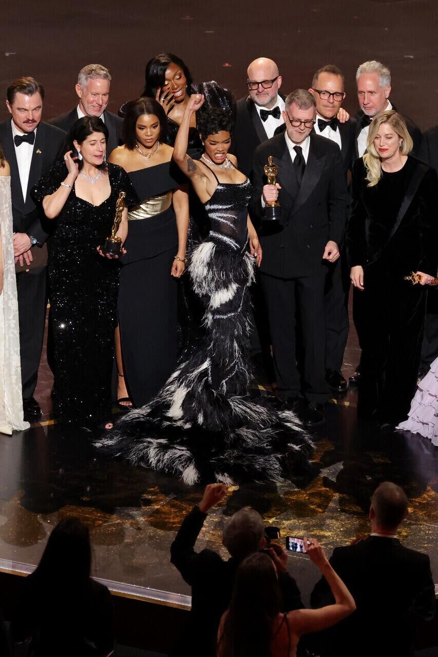 Leonardo DiCaprio, Cassandra Kulukundis, Michael Anders, Regina Hall, Shayna McHayle aka Junglepussy, Teyana Taylor, Michael Bauman, Paul Thomas Anderson, Anthony Carlino, Will Weiske et Sara Murphy aux Oscars, au Dolby Theatre, à Hollywood, le 15 mars 2026.