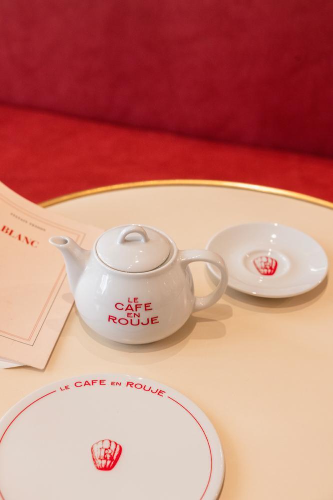 Le café en rouje Jeanne Damas.