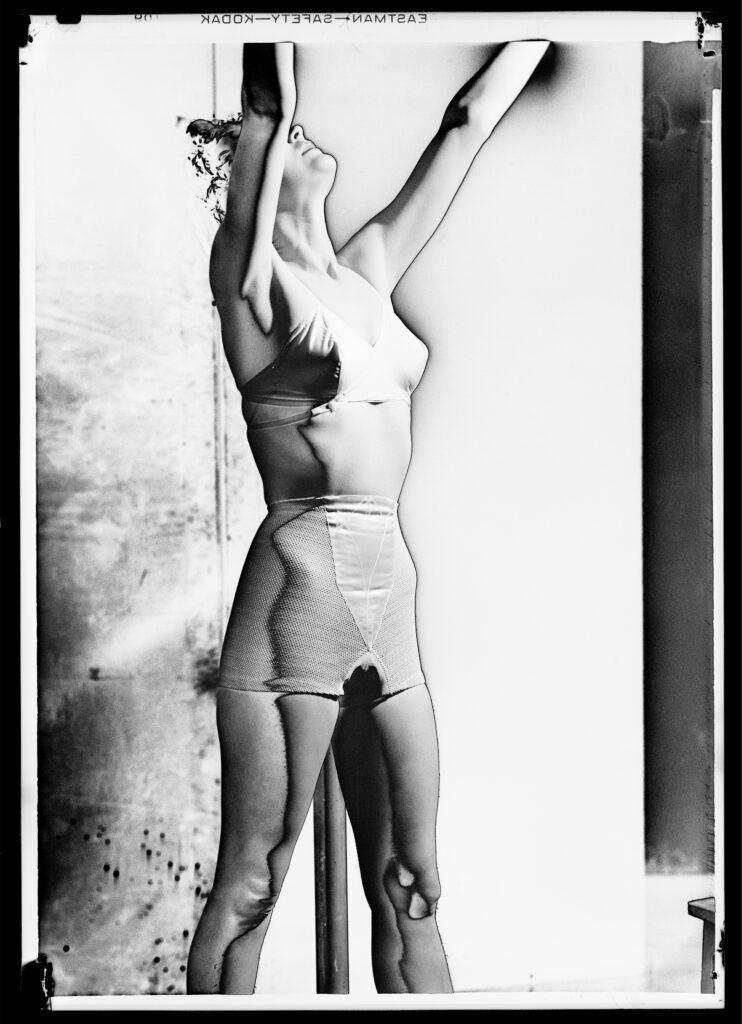 Lee Miller, Corseterie (solidarisée), Studio Vogue, Londres (1942).