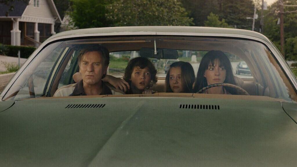Anne Hathaway et Ewan McGregor dans La fin d'Oak Street (2026) de David Robert Mitchell © Copyright Warner Bros.