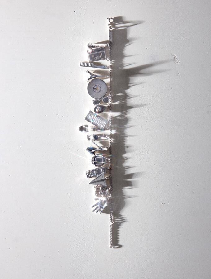 bracelet à grigri en argent avgvst x crosby studios