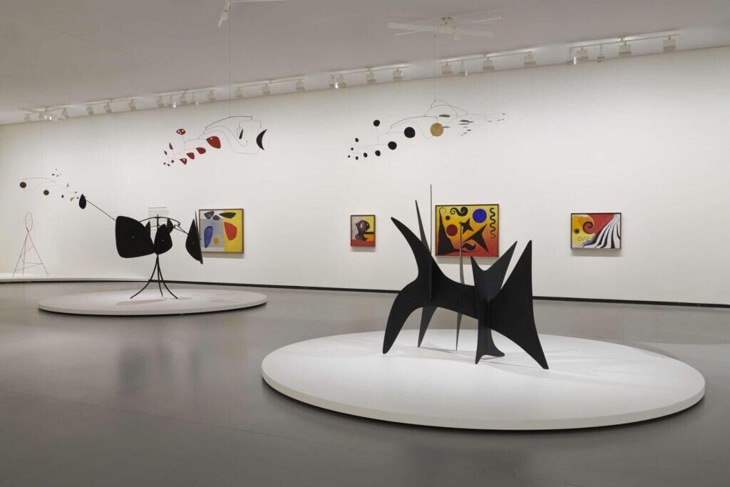 Vue d'installation de l'exposition "Calder. Rêver en équilibre", Fondation Louis Vuitton