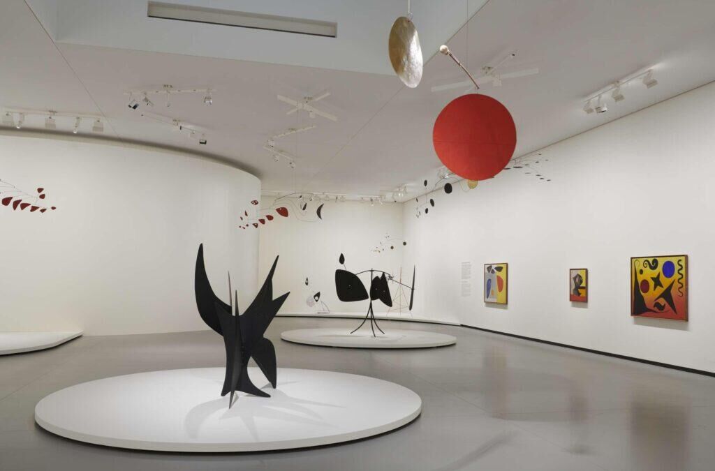 Vue d'installation de l'exposition "Calder. Rêver en équilibre", Fondation Louis Vuitton
