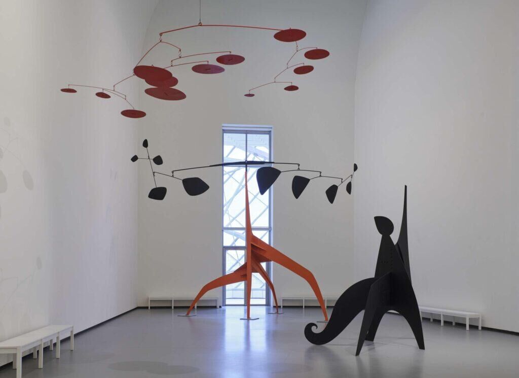 Vue d'installation de l'exposition "Calder. Rêver en équilibre", Fondation Louis Vuitton