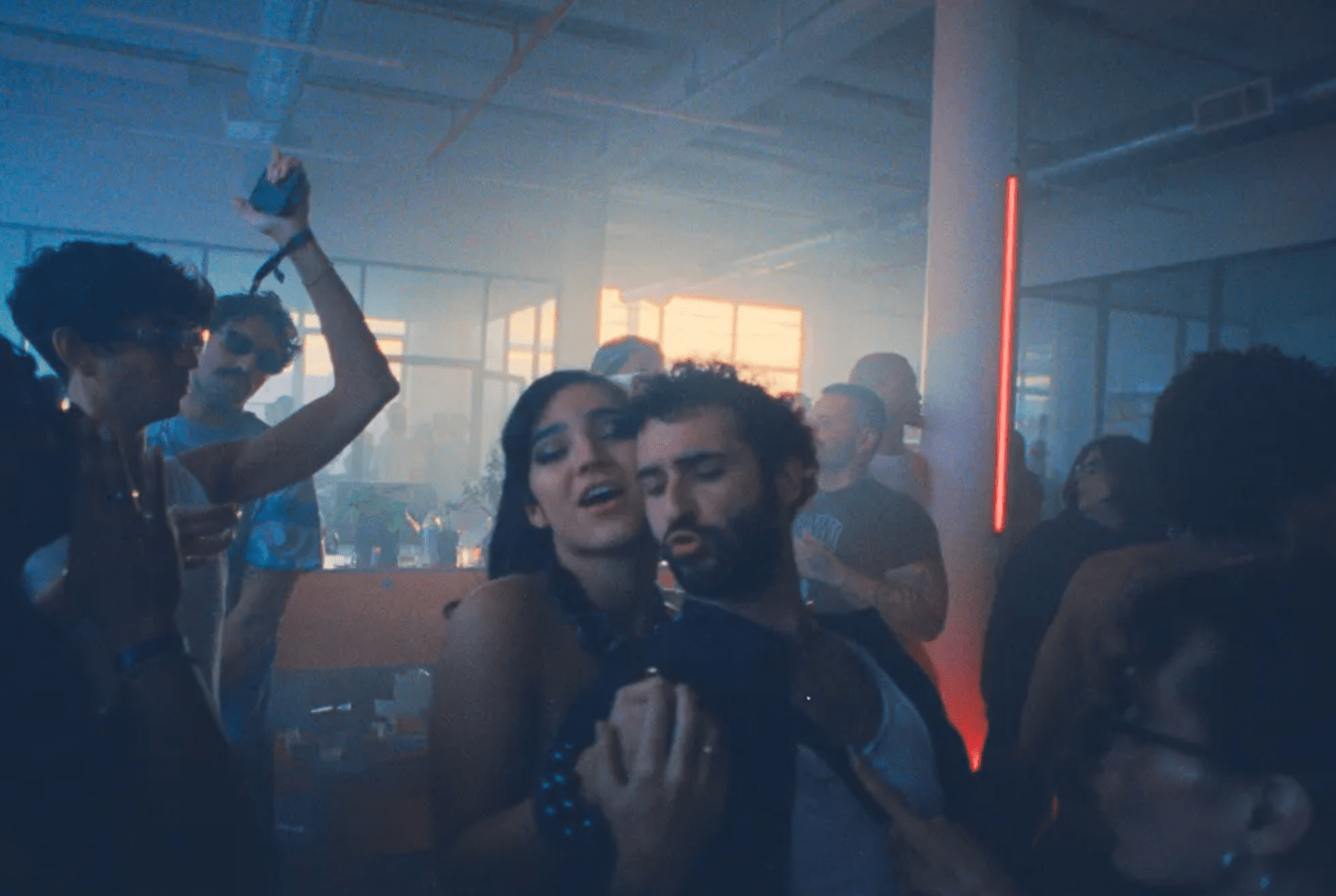 Diego Calva et Miss Benny dans Club Kid (2026) de Jordan Firstman © Tropics Studios.