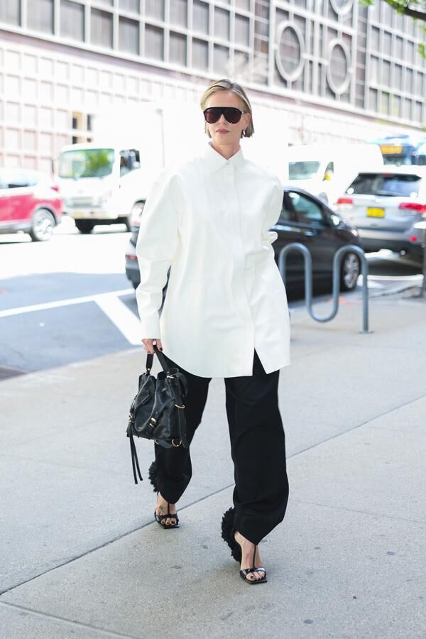 charlize theron porte le sac givenchy voyou bucket