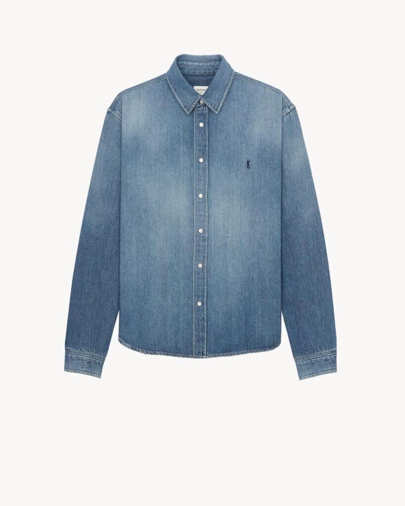 Chemise en denim, 950 €, Saint Laurent.