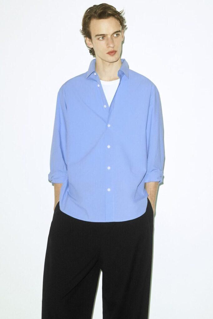 Chemise bleu, 59 €, COS.