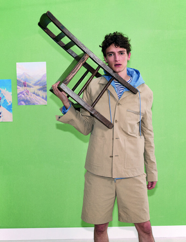 Vassili Schneider porte une surchemise zippée, un bermuda en coton technique, un blouson à capuche en tissu technique et un tee-shirt en jersey de coton rayé, MONCLER.
