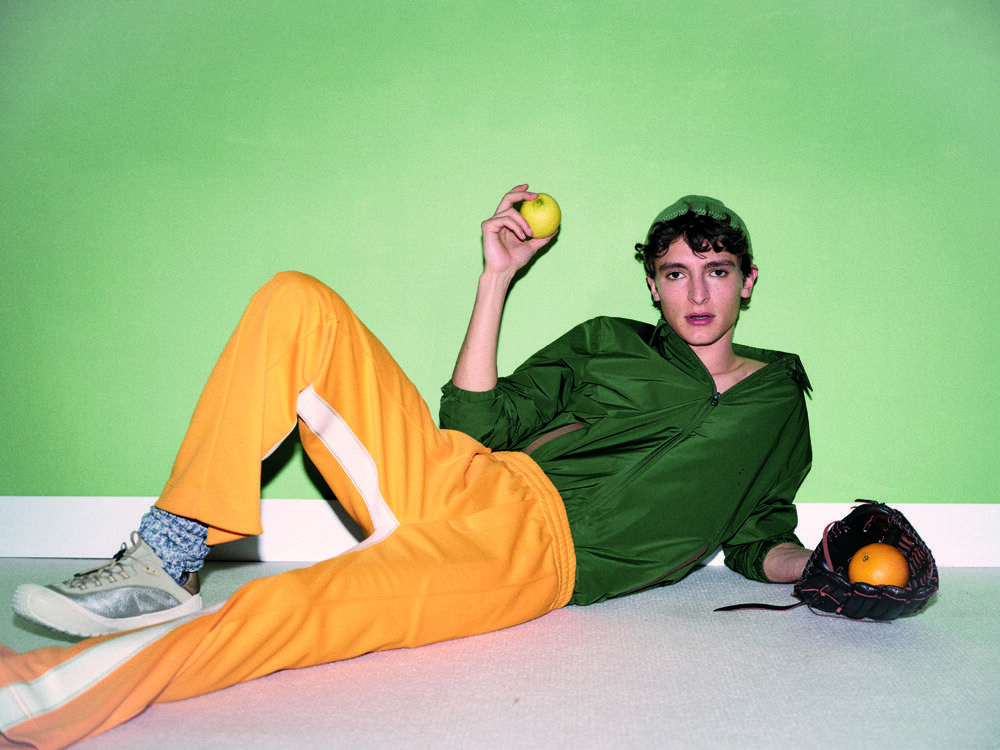 Vassili Schneider porte un blouson zippé en tissu déperlant Aquaflect, un pantalon de jogging en jersey de Nylon, un bonnet, des chaussettes et des sneakers, MONCLER.