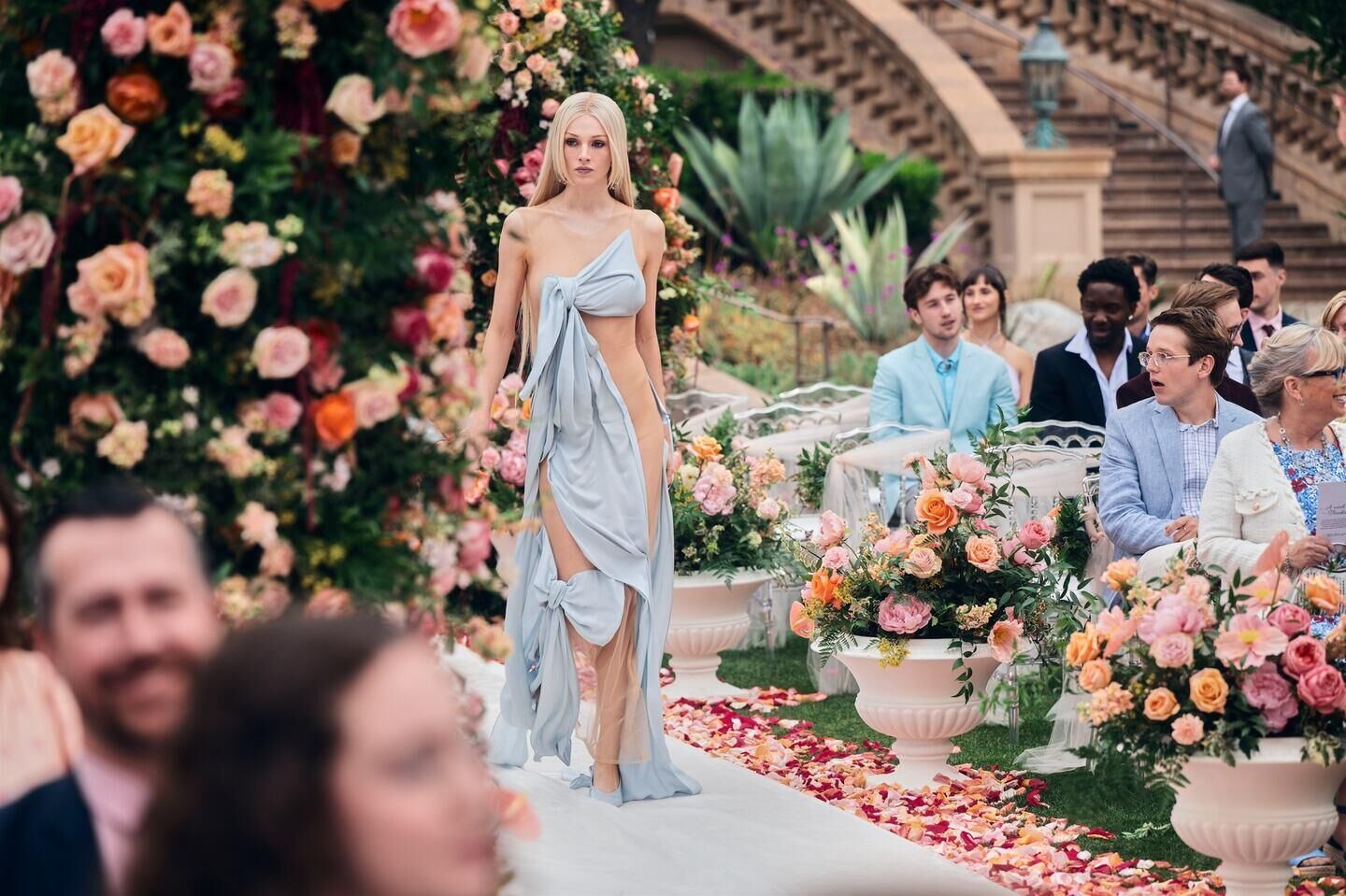 Hunter Schafer en robe Acne Studios dans la saison 3 d'Euphoria. © HBO.