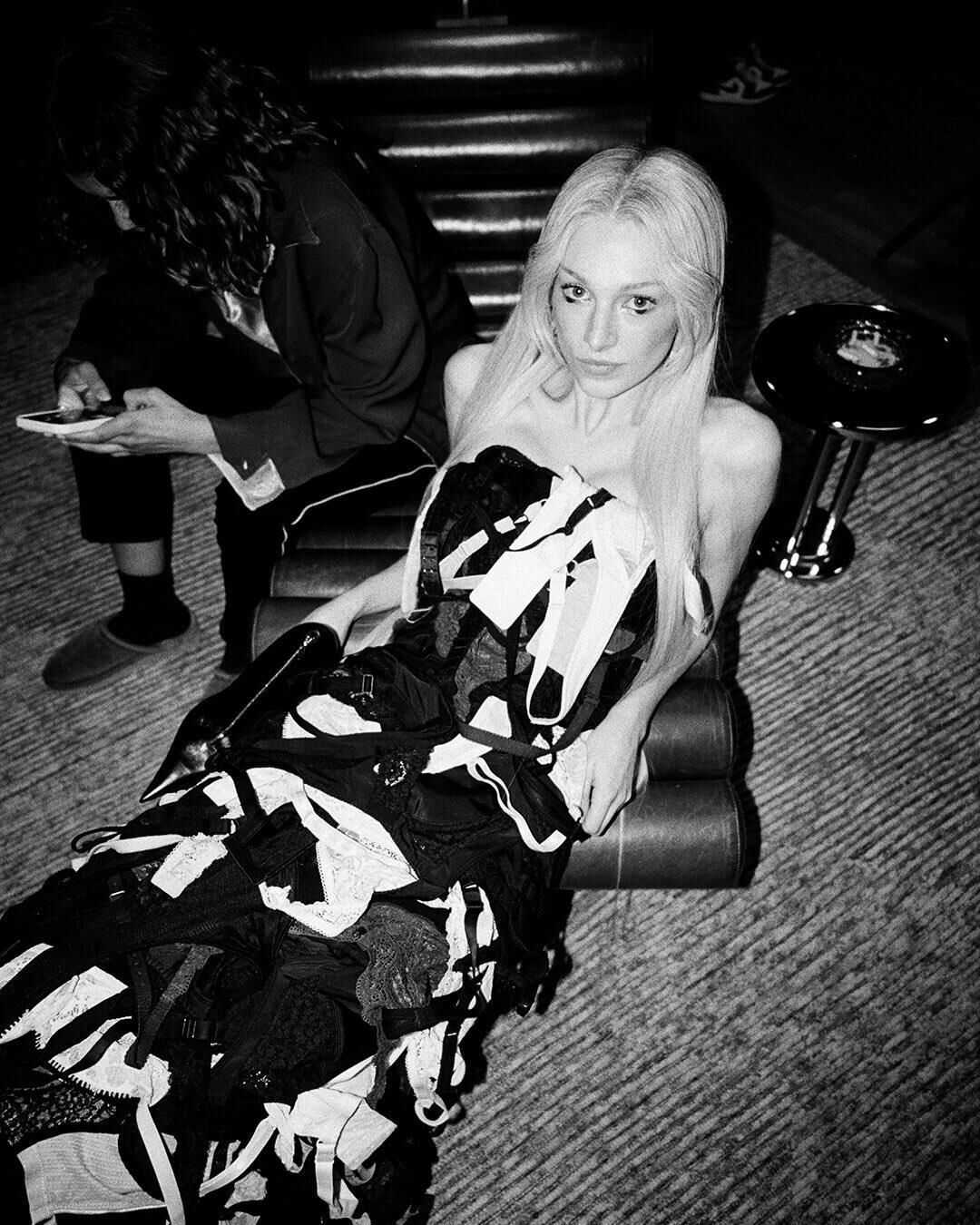 Hunter Schafer en robe Balenciaga dans la saison 3 d'Euphoria. © HBO.