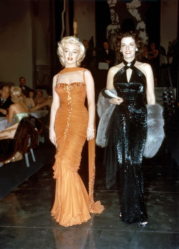 Marilyn Monroe en robe orange sièrene et Jane Russell en robe noire à paillettes dans Les Hommes Préfèrent les Blondes en 1953