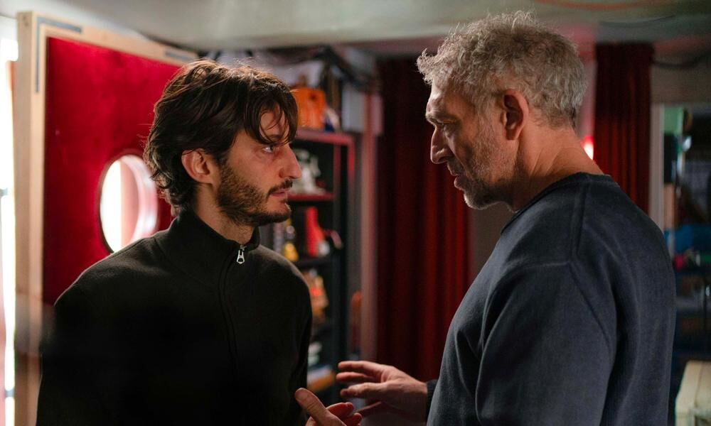 Pierre Niney et Vincent Cassel dans Histoire Parallèles (2026). © Memento Production.