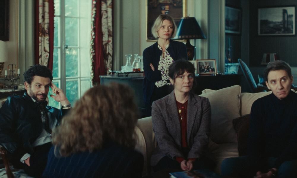 Mélanie Thierry, Jeanne Rosa et Arnaud Valois dans le film La Femme de (2026). © Eliane Antoinette / Reboot Film.