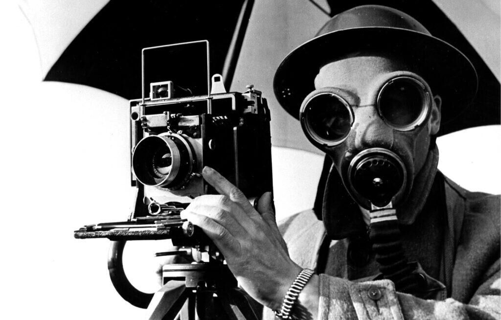 Lee Miller, David E. Scherman habillé pour la guerre, Londres (1942).