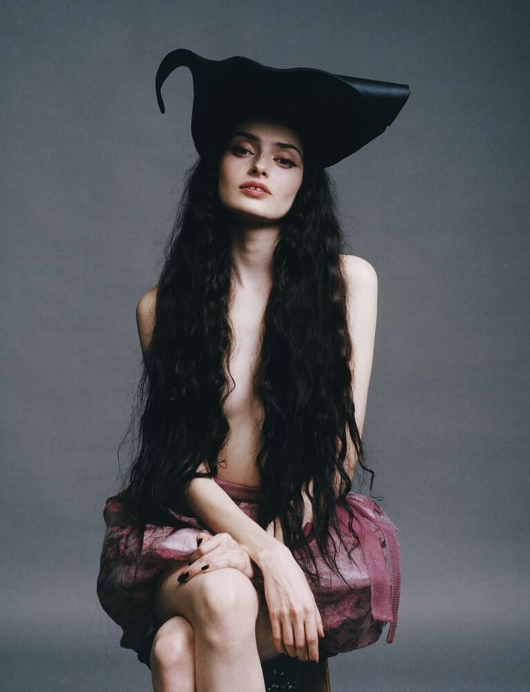 Solann porte une jupe et chapeau DIOR.