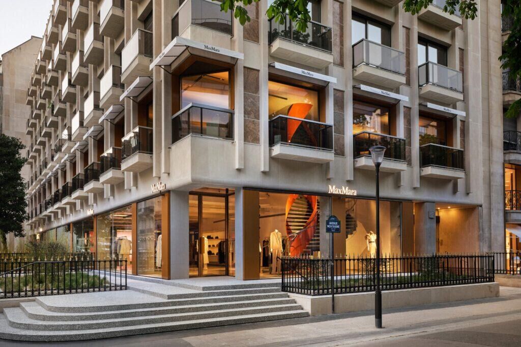 La boutique Max Mara par Sophie Hicks au 31 avenue Montaigne, Paris 8e.