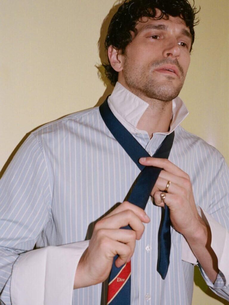 Paul Anthony Kelly porte une chemise rayée Dior par Jonathan Anderson © Dior / Instagram.