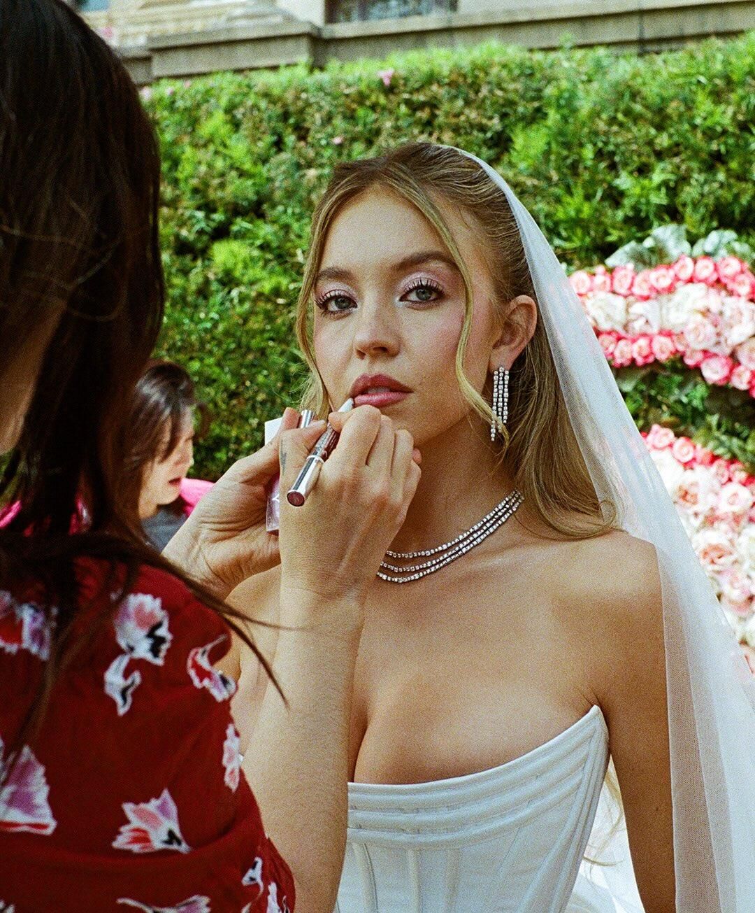 Sydney Sweeney porte une robe Jackson Wiederhoeft dans la saison 3 d'Euphoria.