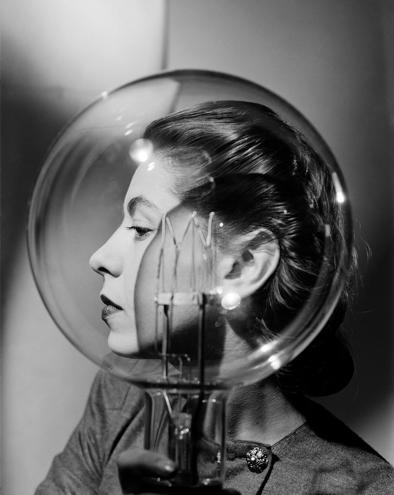 Lee Miller, Modèle avec ampoule, Londres (1943).