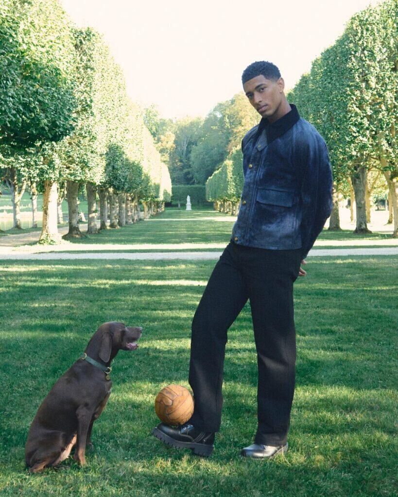 Jude Bellingham porte une veste en denim Louis Vuitton.