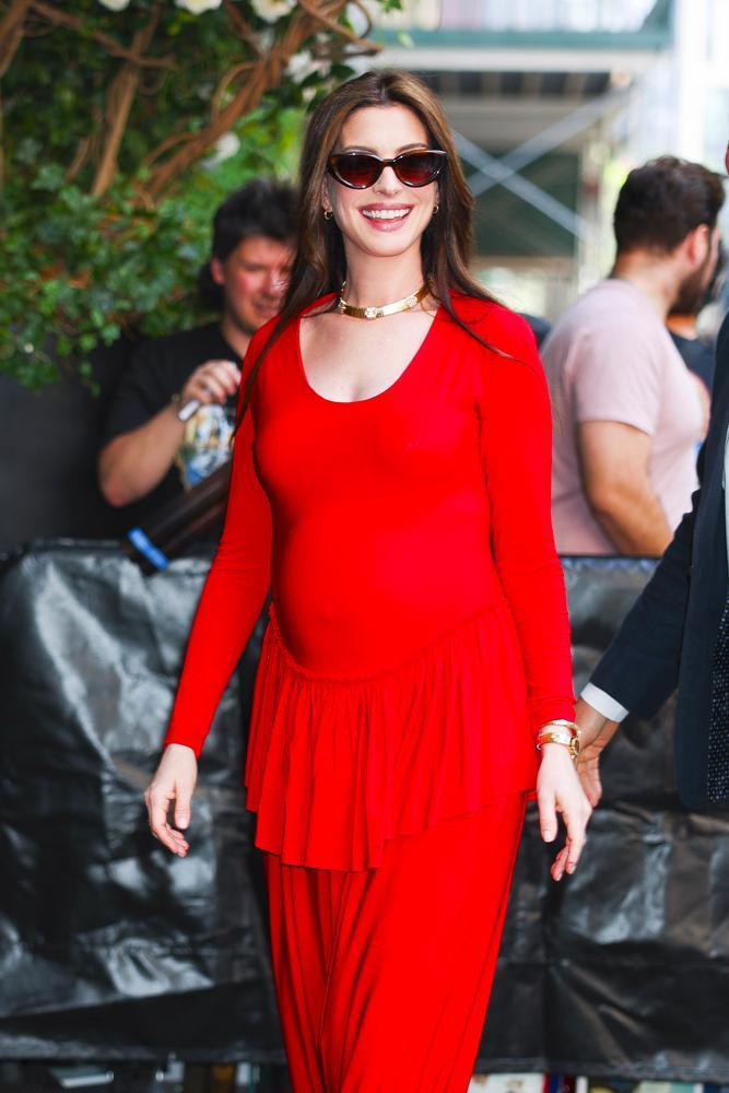 Anne Hathaway, vêtue d'une robe rouge « Ashlyn », a été aperçue dans le quartier financier le 30 juin 2026 à New York. © Aeon/GC Images.