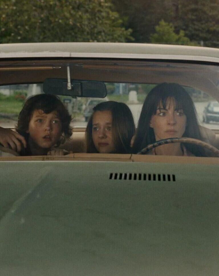 Anne Hathaway dans le film La fin d’Oak Street.