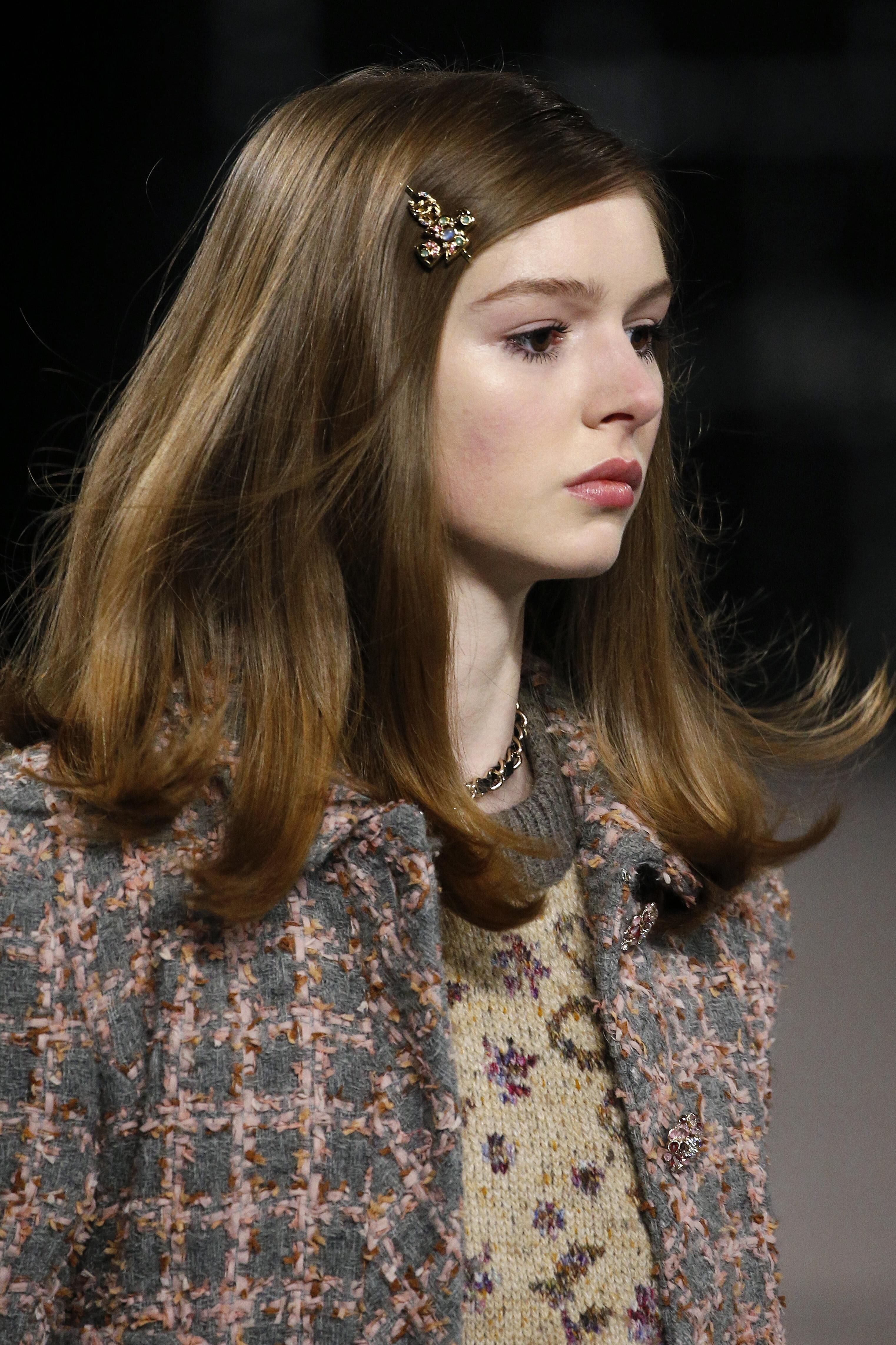 La barrette au défilé Chanel Automne-Hiver 2022