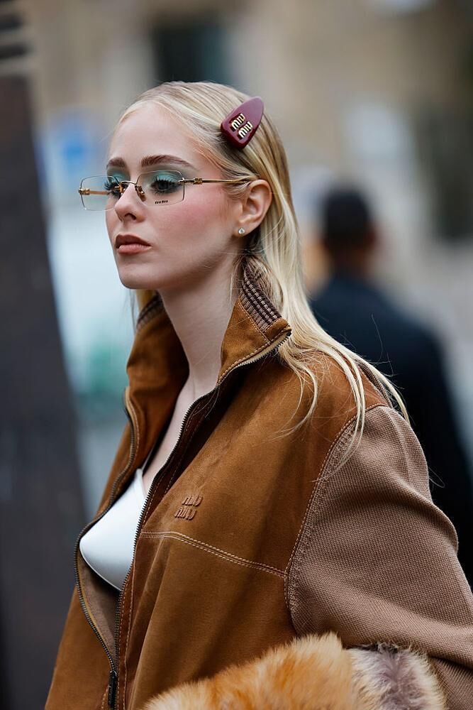 La barrette sur un street look de la Fashion Week printemps-été 2025
