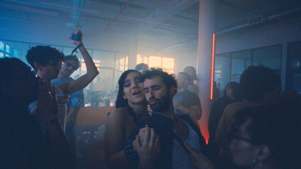 Diego Calva et Miss Benny dans le film Club Kid (2026). © Tropics Studios.