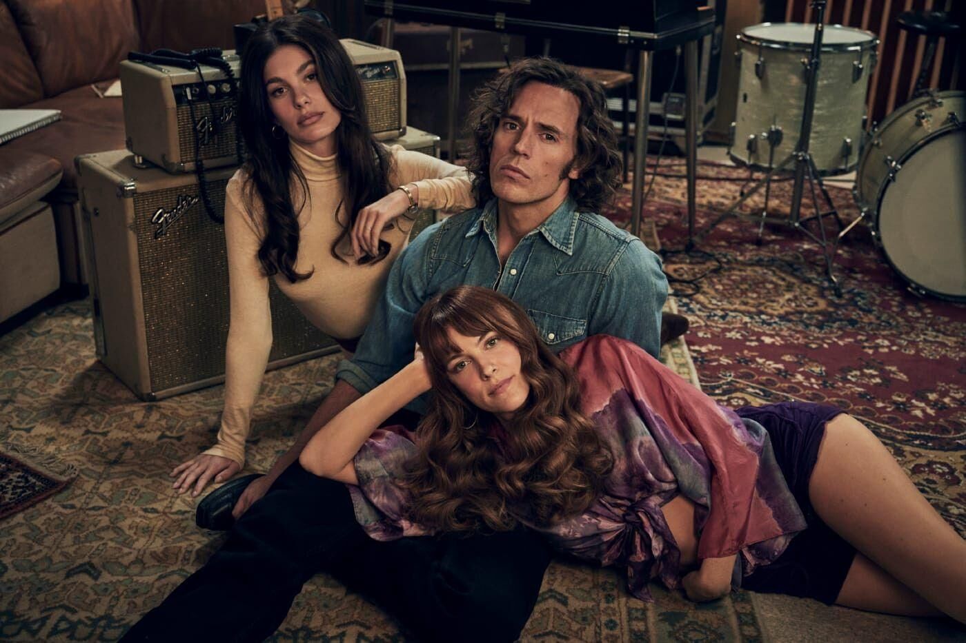 Sam Claflin, Camila Morrone et Riley Keough dans la série Daisy Jones and The Six (2023).