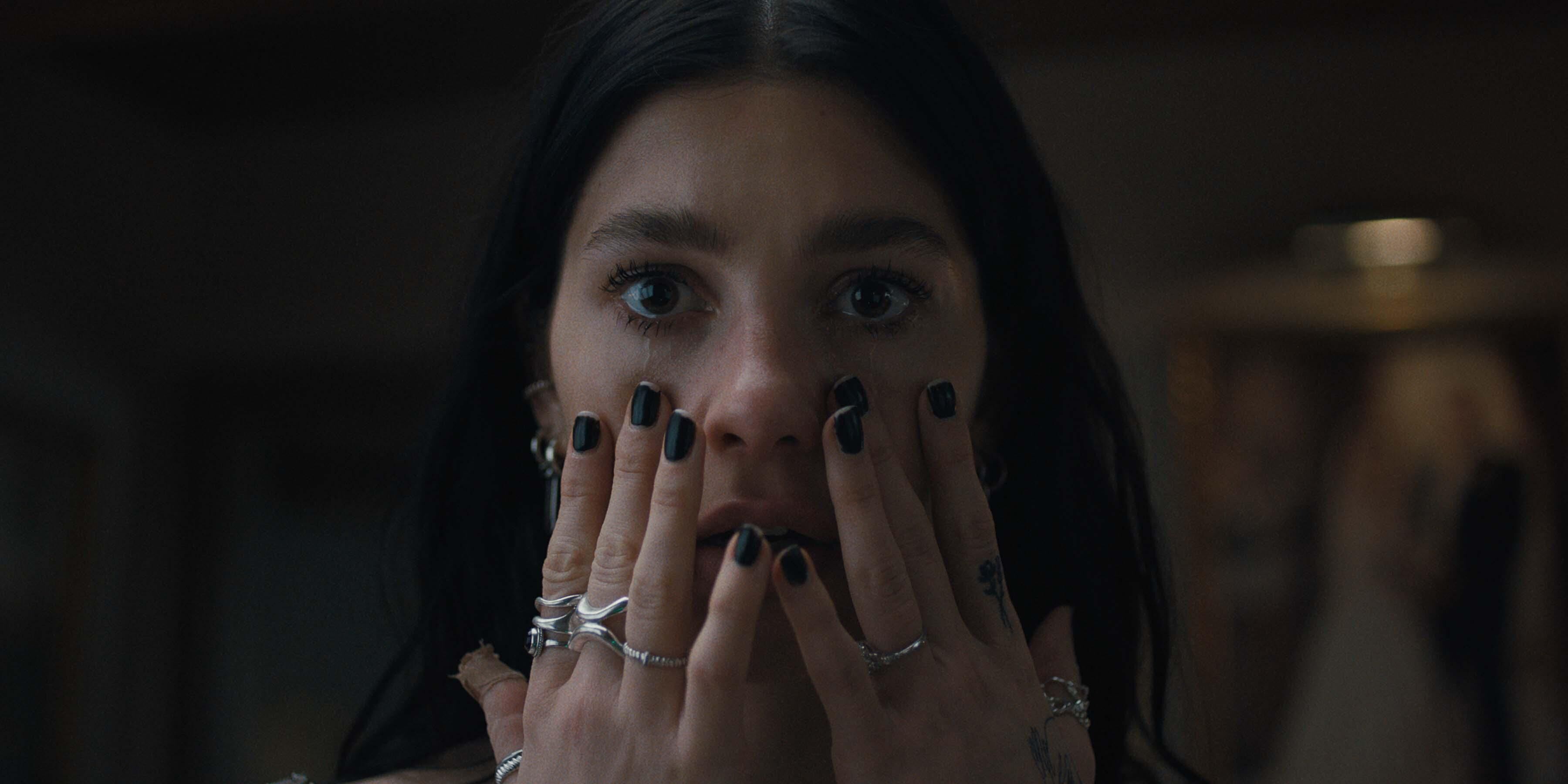 Camila Morrone dans la série Un très mauvais pressentiment.