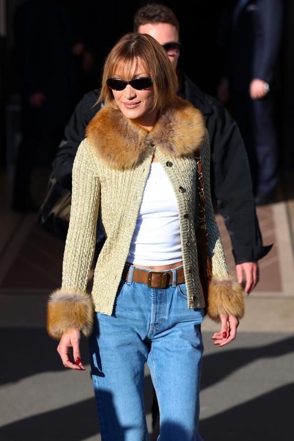 bella hadid porte un cardigan à col et manches en fourrure