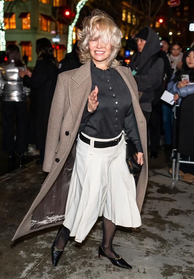 pamela anderson en cardigan gris au défilé Tory Burch à la fashion week de new york