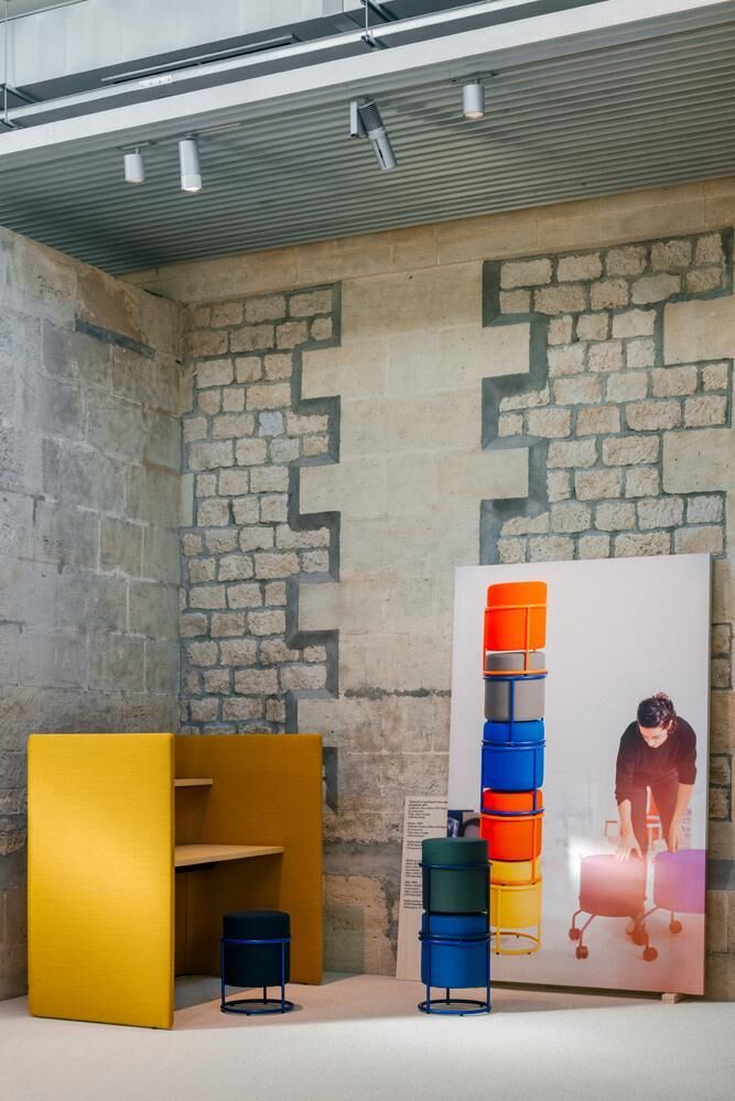 Exposition “Pauline Deltour, une apparente simplicité” au MADD Bordeaux (2026). Tabourets Drop et bureau collection Floater, édition COR Sitzmöbel, 2017. Photo imprimée réalisée par Gerhardt Kellermann.