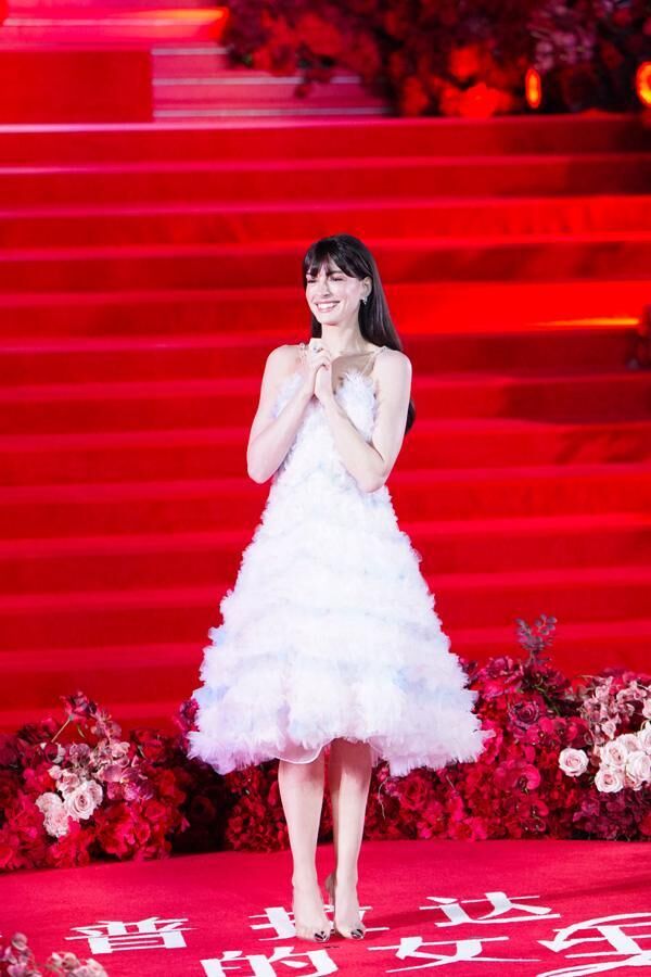 anne hathaway en robe susan fang lors de la promotion du diable s'habille en prada 2