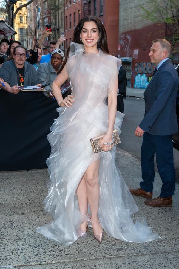 anne hathaway en robe lever couture et bijoux bulgari lors de la promotion de mother mary