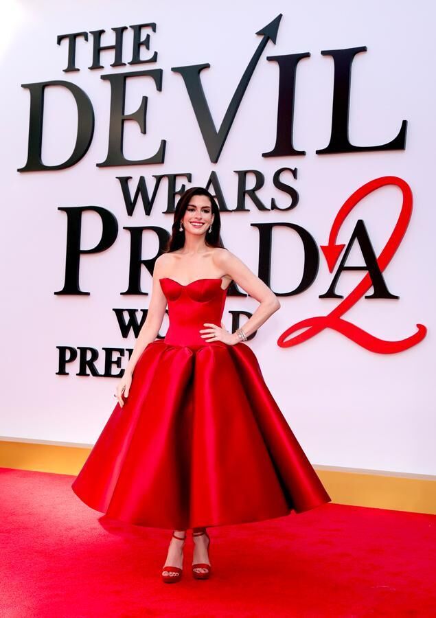 anne hathaway en robe et chaussures louis vuitton lors de la promotion du diable s'habille en prada 2