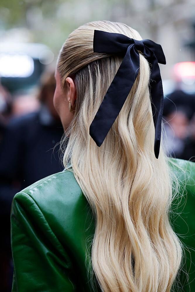 Le nœud sur la comtesse Zofia Krasicki von Siecin au défilé Giambattista Valli lors de la Fashion Week Printemps-Été 2026 à Paris
