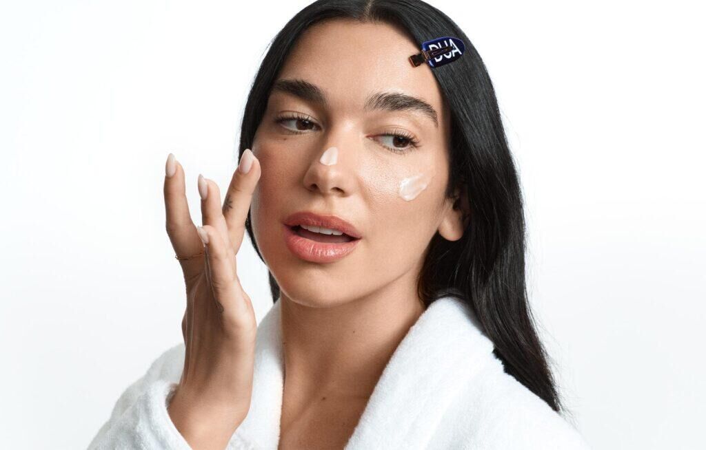 Dua Lipa collabore avec Augustinus Bader pour sa gamme de produits de soin pour la peau DUA