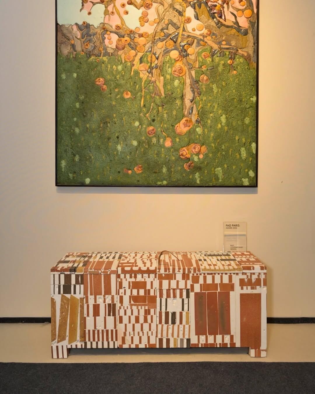 Le stand de la galerie Dumonteil Design à la foire de design PAD PAris 2026.
