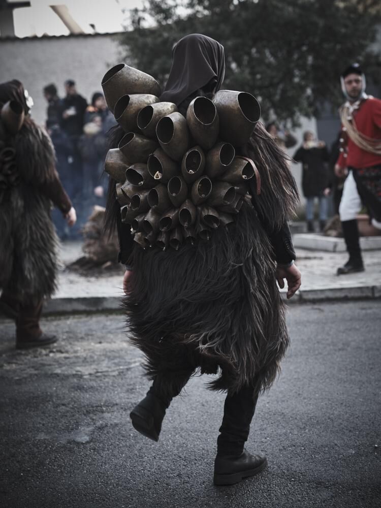 Les mamuthones et les issohadores de l’association Atzeni performent autour d’un feu rituel de la fête de saint Antoine l’abbé, le 17 janvier 2026, à Mamoiada.