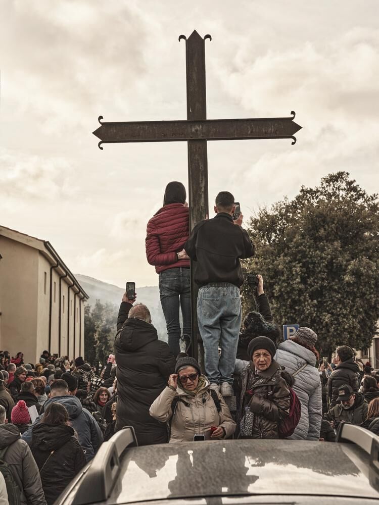 La foule amassée devant l’église paroissiale de la Bienheureuse-Vierge-Marie-de-l’Assomption, en l’honneur de la fête de saint Antoine l’abbé à Mamoiada en Sardaigne.