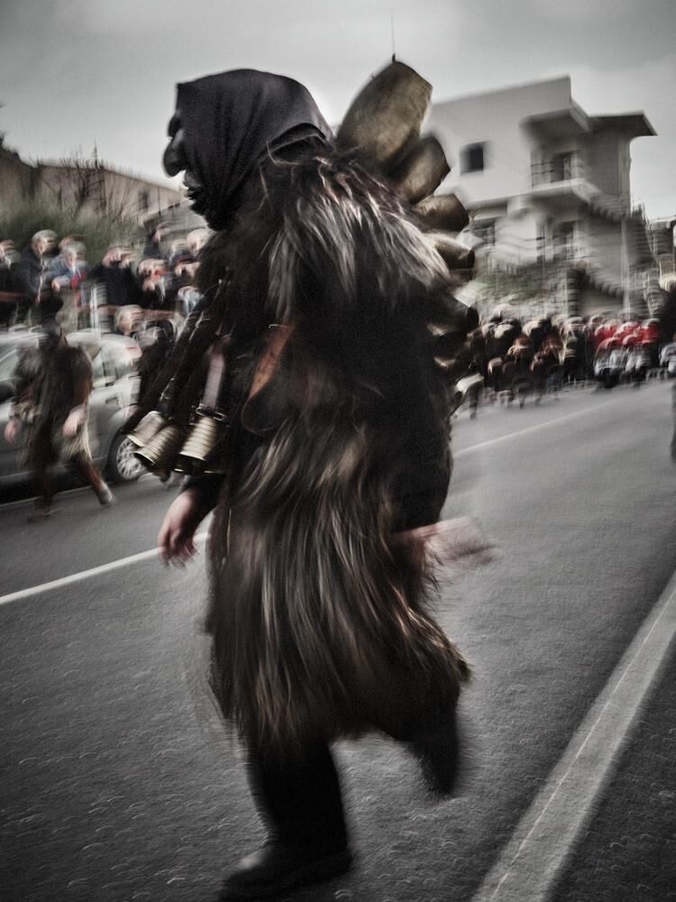 Un mamuthone de l’association Atzeni pendant le rituel de la fête de saint Antoine l’abbé.
