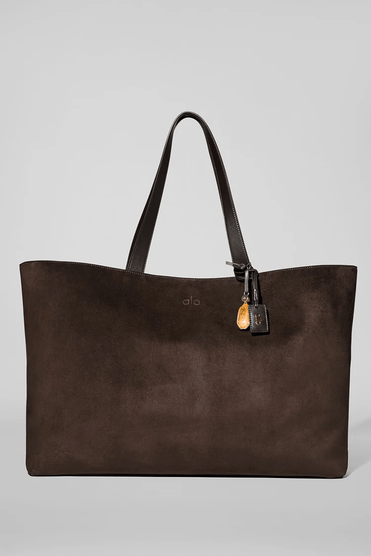 Cabas Tranquility Tote, Alo Yoga.
En daim et cuir marron, 2 250€.