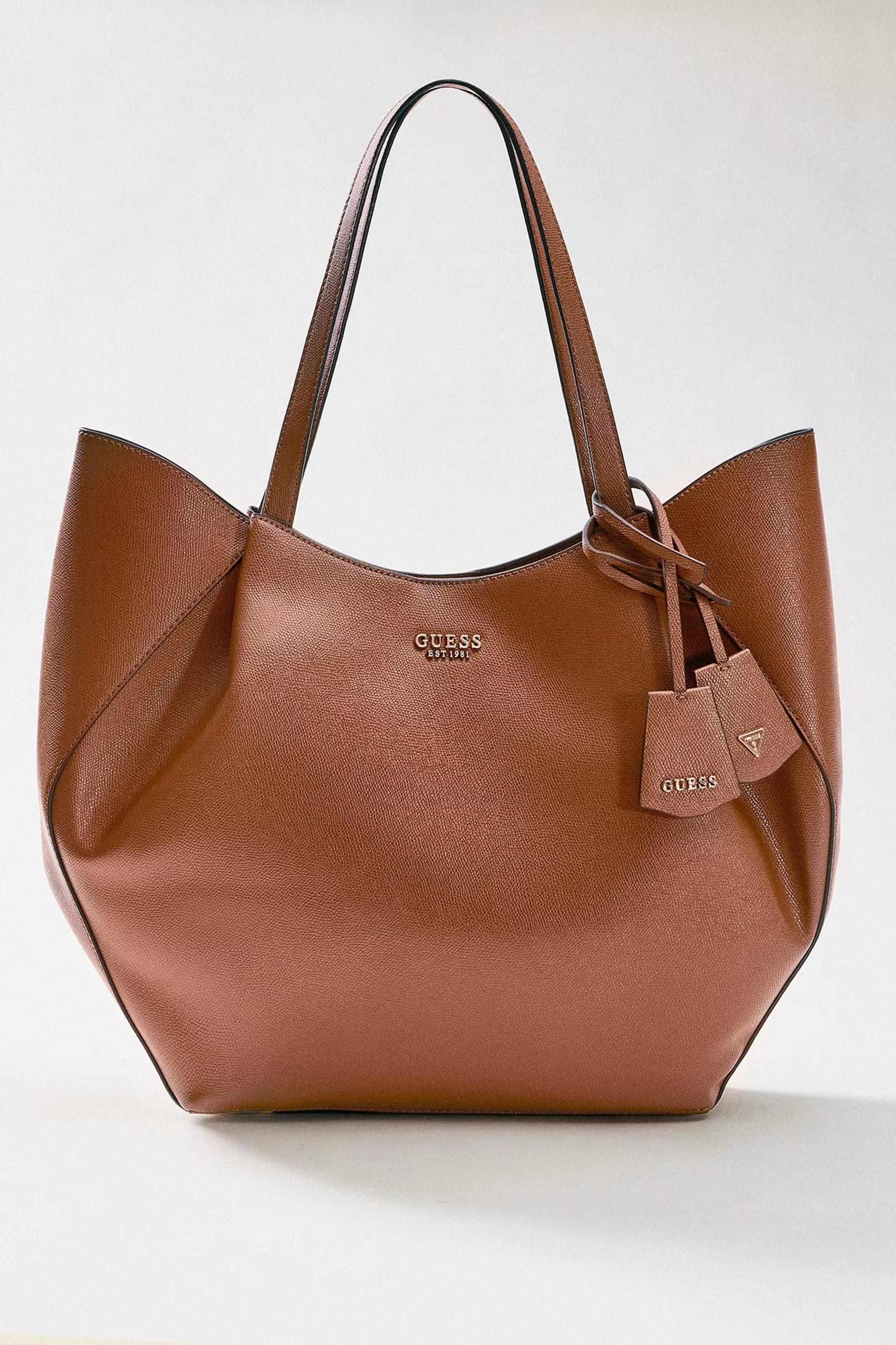 Sac fourre-tout Amorette, Guess.
En cuir lisse beige, 165 €.