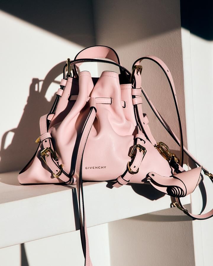 le sac voyou bucket de givenchy en cuir brillant