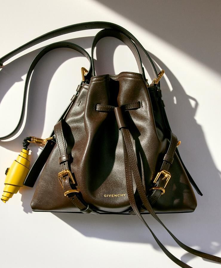 le sac voyou bucket de givenchy en cuir brillant